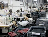 El desempleo baja de nuevo en abril