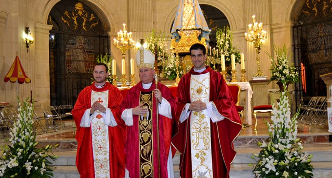 Dos jóvenes ordenados sacerdotes en la basílica de la Purísima
