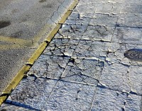 IU pide que se cambien las baldosas de Avenida de la Feria
