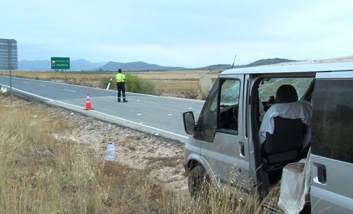 Tres heridos tras salirse de la calzada un furgoneta con trabajadores del campo