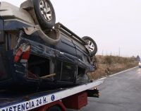 Dos heridos tras volcar un turismo a la altura de El Pulpillo