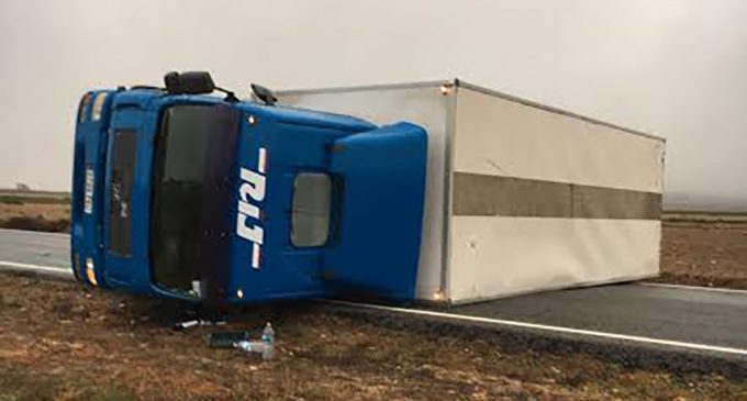 Vuelca un camión y corta la carretera de Montealegre durante más de una hora