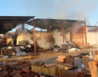 Un incendio arrasa buena parte de las instalaciones de la empresa MdDubi DOB