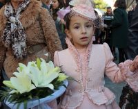 Las flores de los más pequeños a la Virgen del Castillo