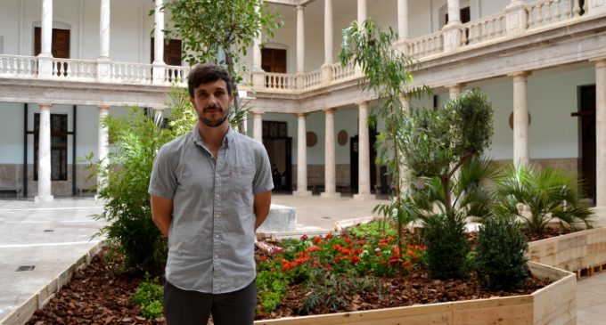 Juanli Carrión convierte en jardines la vida de los migrantes
