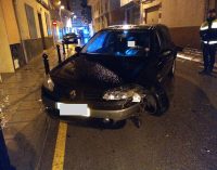 Una conductora ebria se empotra contra los bolardos de la calle San Luis