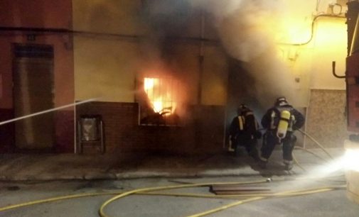 Un incendio arrasa parte de una vivienda en la calle Lepanto