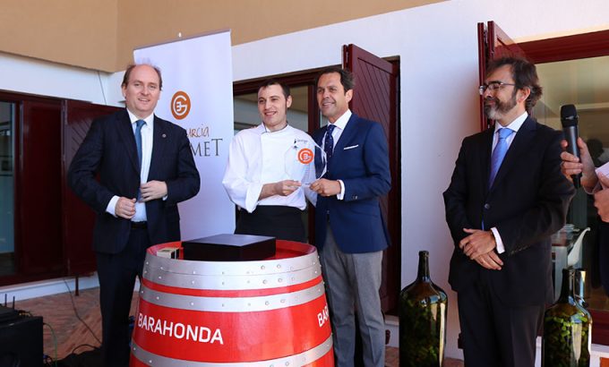 Cristian Palacio, el jefe de cocina de Baraonda, junto a Antonio Candela, gerente de Bodegas Señorío de Barahonda, recogen el premio.