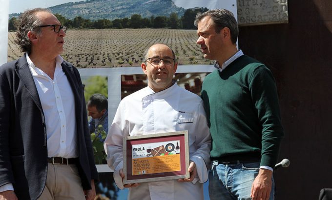 El representante de Restaurante Sierra Cazorla recoge el tercer premio de las mejores tapas.