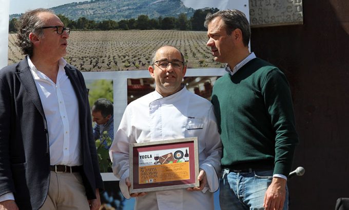 The representative of Sierra Cazorla Restaurant picks the third prize of the best tapas.