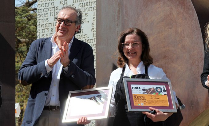 La representante de Los Chispos recoge el segundo premio a la mejor tapa.