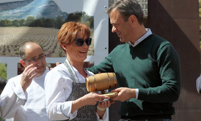 La representante Candilejas recoge el la Barrica de Oro, el primer premio.