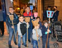 Cientos de niños participan en la tradicional procesión de Los Farolicos