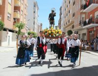 Los peñistas de San Isidro procesionan con los santos