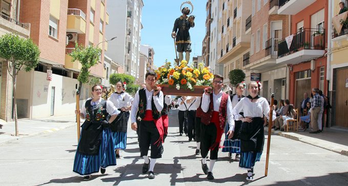 Los peñistas de San Isidro procesionan con los santos