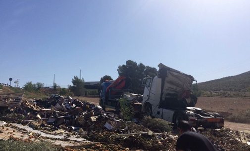 Un herido tras volcar el camión que conducía entre Yecla y Caudete