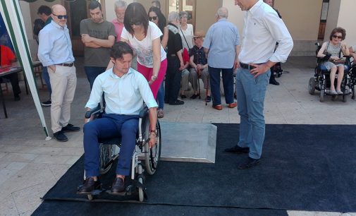 Los políticos prueban en primera persona las barreras arquitectónicas