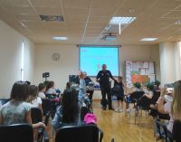 La Policía Local imparte charlas a niños sobre el trabajo policial, espacios públicos o tráfico