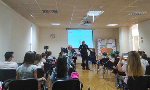 La Policía Local imparte charlas a niños sobre el trabajo policial, espacios públicos o tráfico