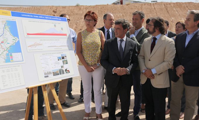 De izquierda a derecha. La alcaldesa de Jumilla, Juana Guardiola; el Delegado del Gobierno en la Región de Murcia, Antonio Sánchez; el alcalde de Yecla, Marcos Ortuño; y el consejero de Fomento, Pedro Rivera.