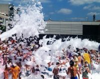Juventud organiza la fiesta de la espuma con los cañones más grandes de España