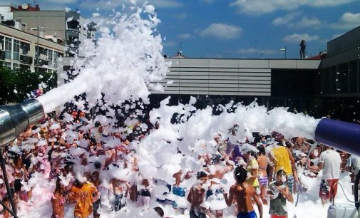 Juventud organiza la fiesta de la espuma con los cañones más grandes de España