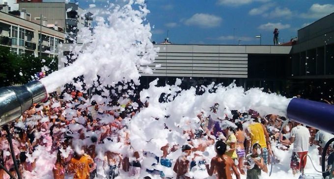 Juventud organiza la fiesta de la espuma con los cañones más grandes de España