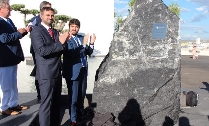 El presidente de la Región de Murcia y el Gerente de Gomarco descubrieron la placa conmemorativa de la inauguración.