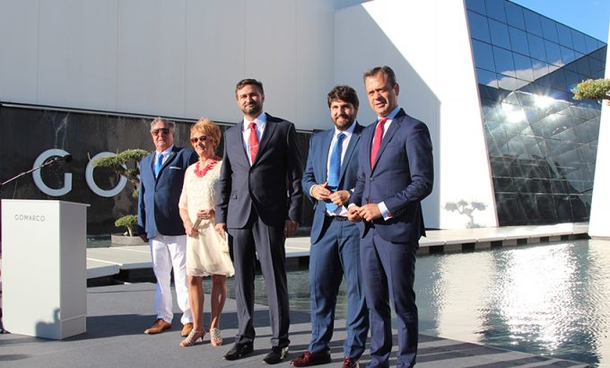 Los fundadores de la empresa, Pepe y Pilar, junto a su hijo, el Presidente Regional y el Alcalde de Yecla.