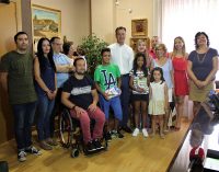 Bienvenida a dos niños saharauis y a sus familias de acogida