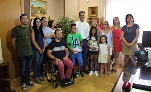 Bienvenida a dos niños saharauis y a sus familias de acogida
