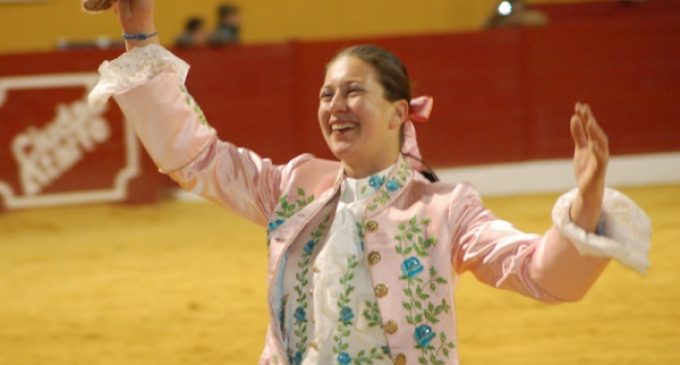 Una rejoneadora acompañará a Morenito de Aranda y Daniel Luque en la corrida de Yecla