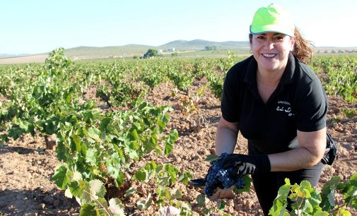 Adela Bernabéu, la primera agricultora que preside un sindicato agrario