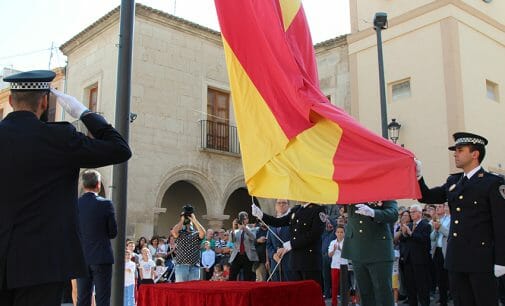 Más aplausos, más vivas a España y más público en el homenaje en la Bandera