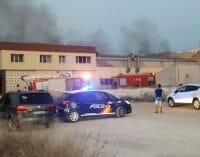 El fuego arrasa una nave de dos plantas en la calle Tejeras