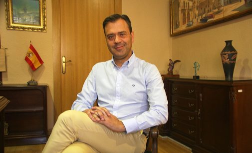 El alcalde organiza a un brindis en la Plaza Mayor por la inauguración de la A-33