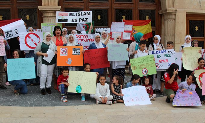 Los manifestantes en la plaza del ayuntamiento.