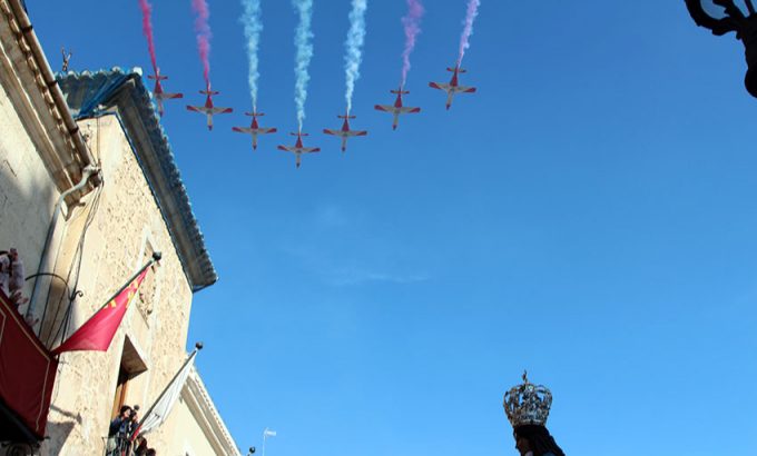 Los siete reactores de la Patrulla Águila por encima de la imagen de la Virgen.