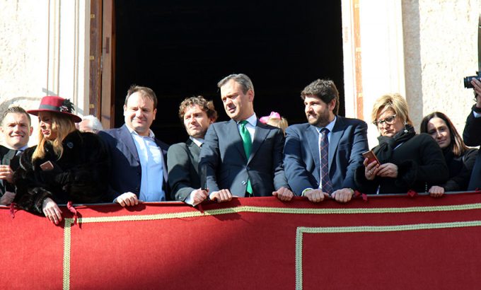 El Presidente de la Región de Murcia, Fernando López Miras en el balcón del consistorio.