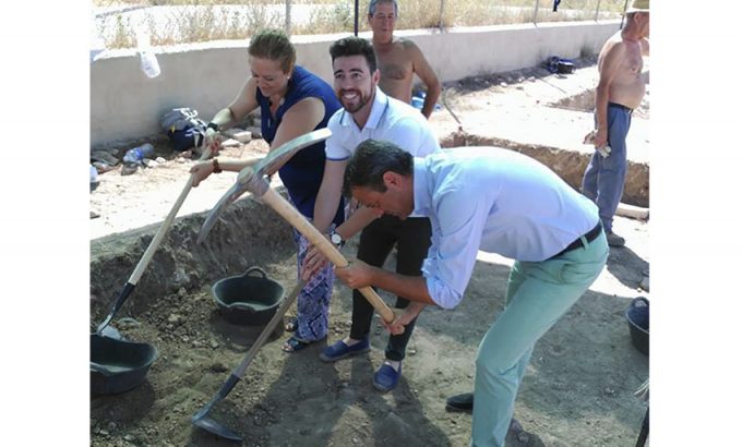 Marcos Ortuño y los directores generales de Juventud y Bienes Culturales cogieron el pico y la pala