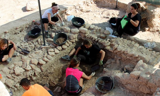 Jóvenes trabajan en la zona donde apareció el busto de Adriano en Los Torrejones.